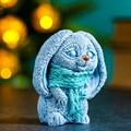 Фигура "Зайка в шарфе" серо-голубой 92 446