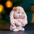 Фигура "Зайка с цветочком" бежевый 92 462
